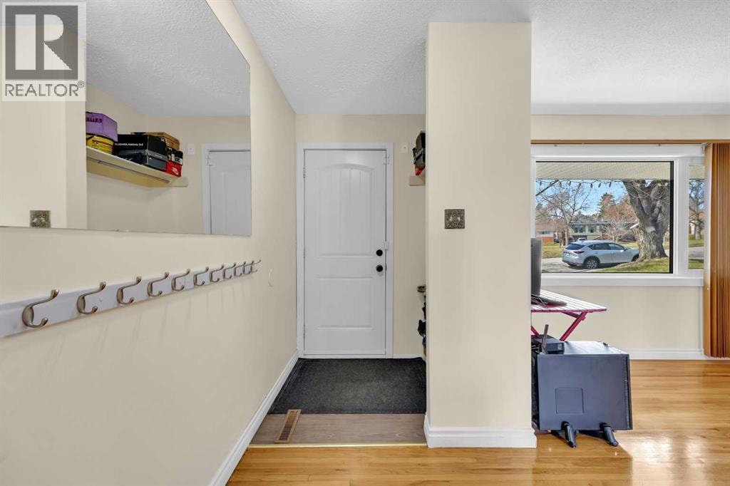 5008 2 Street NW — photo 2