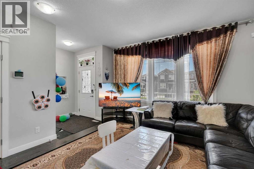 552 Redstone Drive NE — photo 3
