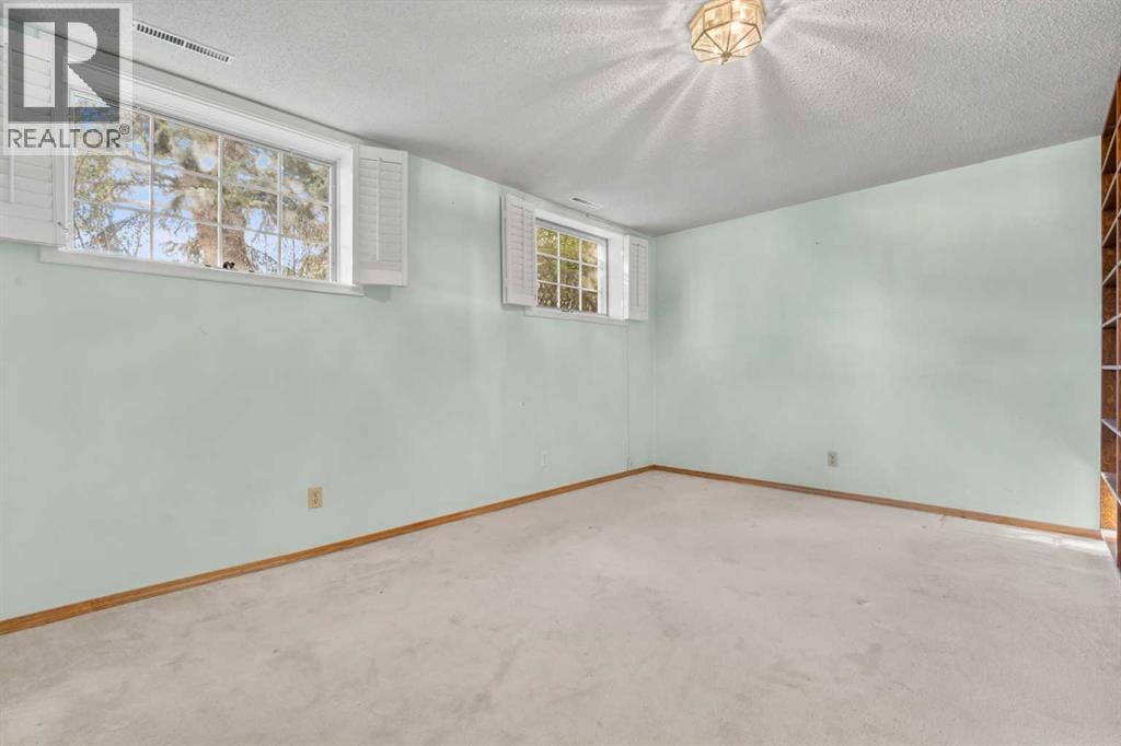 444 Woodland Crescent SE — photo 31