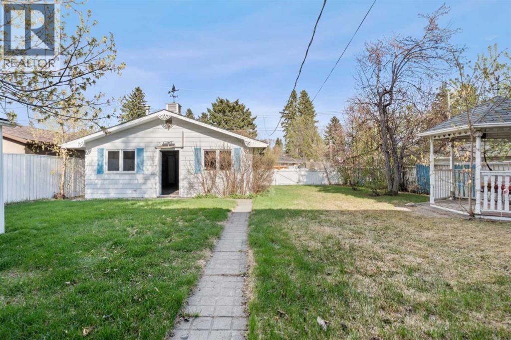 444 Woodland Crescent SE — photo 40