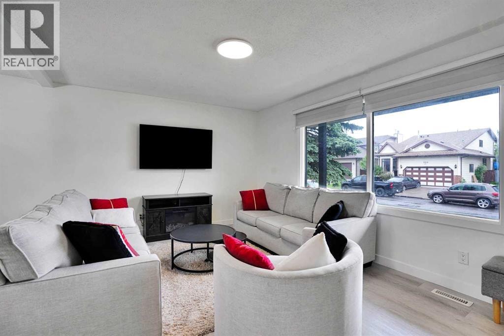 3935 14 Avenue NE — photo 3