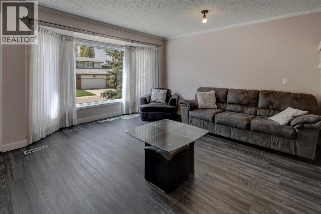 36 Hawksley Crescent NW — photo 4