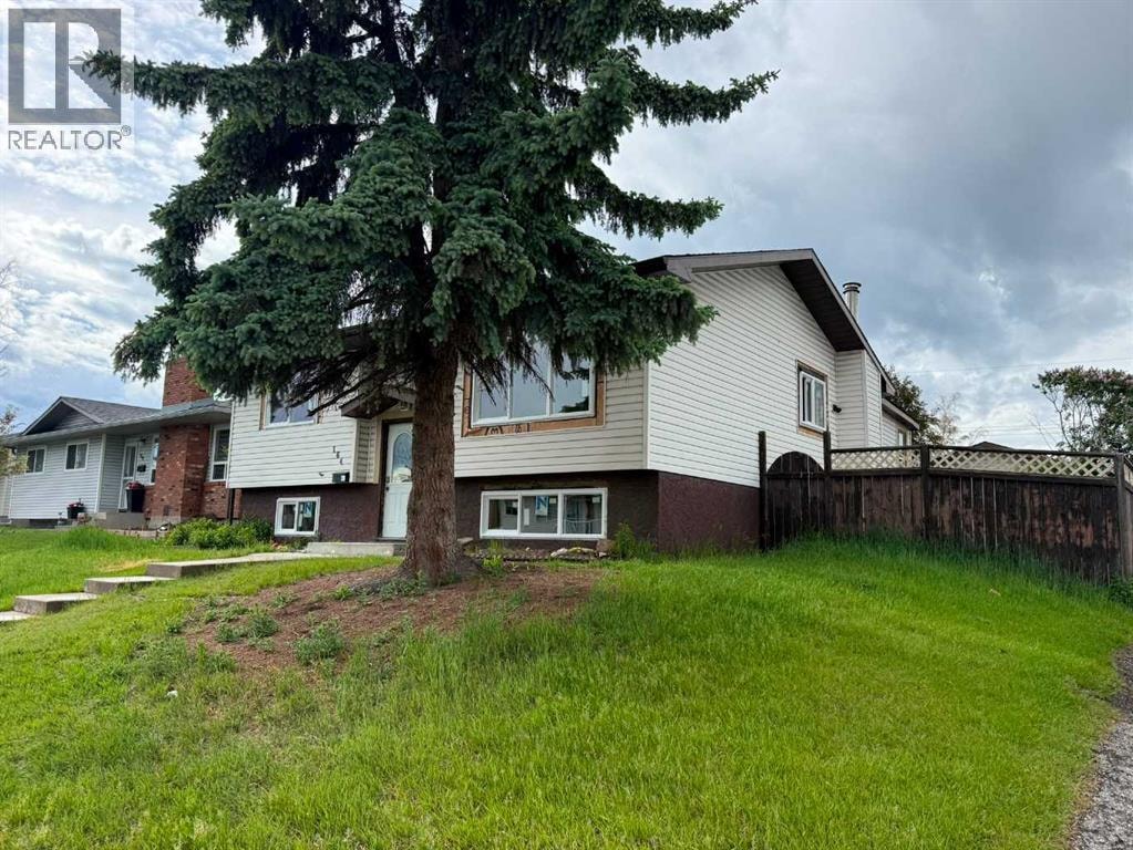 164 Manora Crescent NE — photo 2