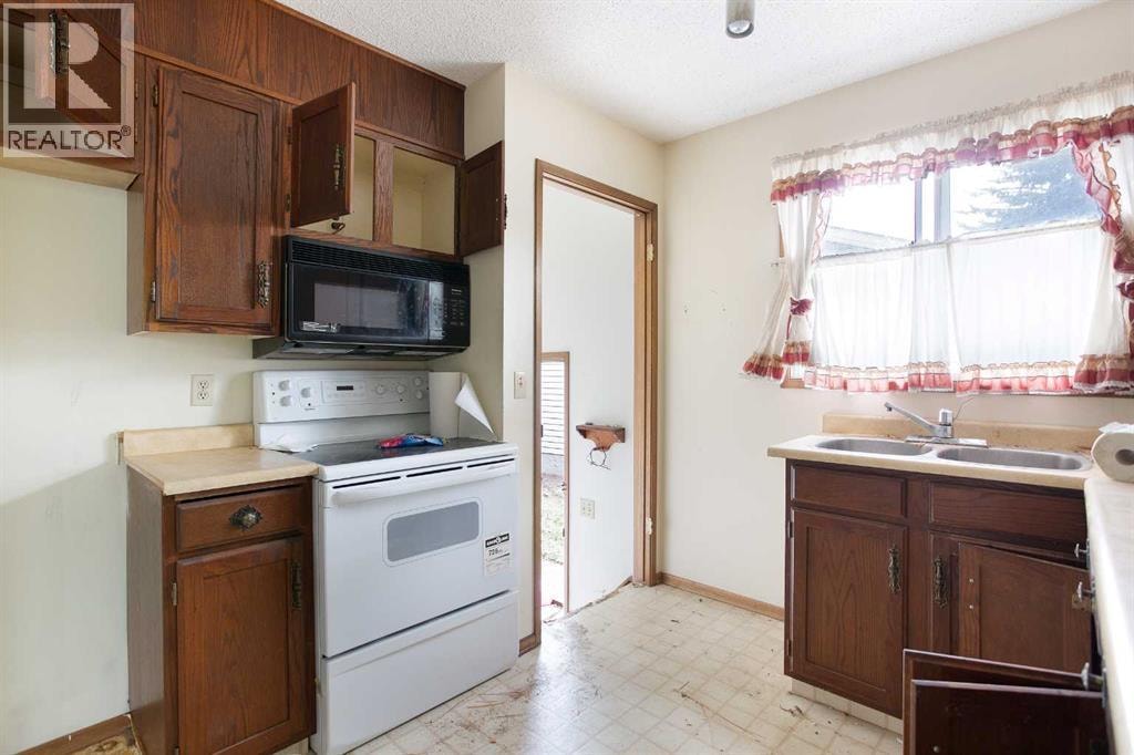 608 Aboyne Crescent NE — photo 7