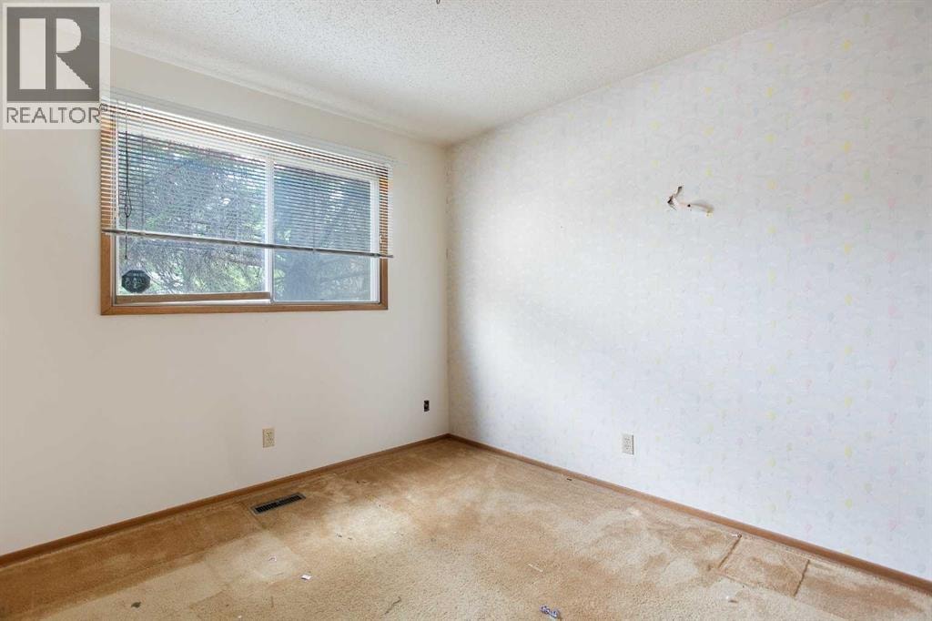 608 Aboyne Crescent NE — photo 4