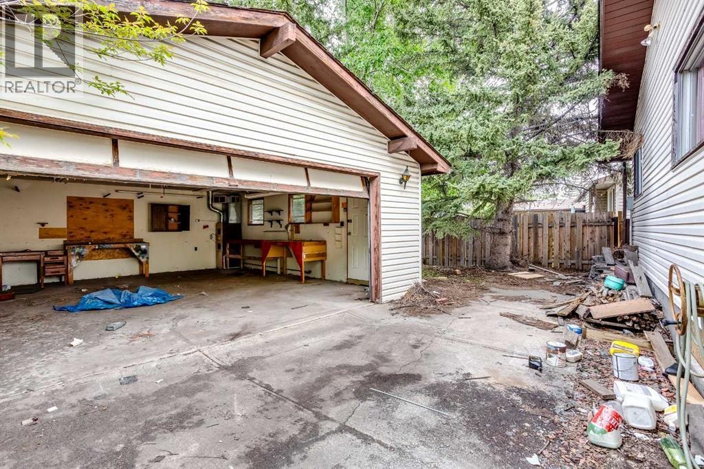 608 Aboyne Crescent NE — photo 8