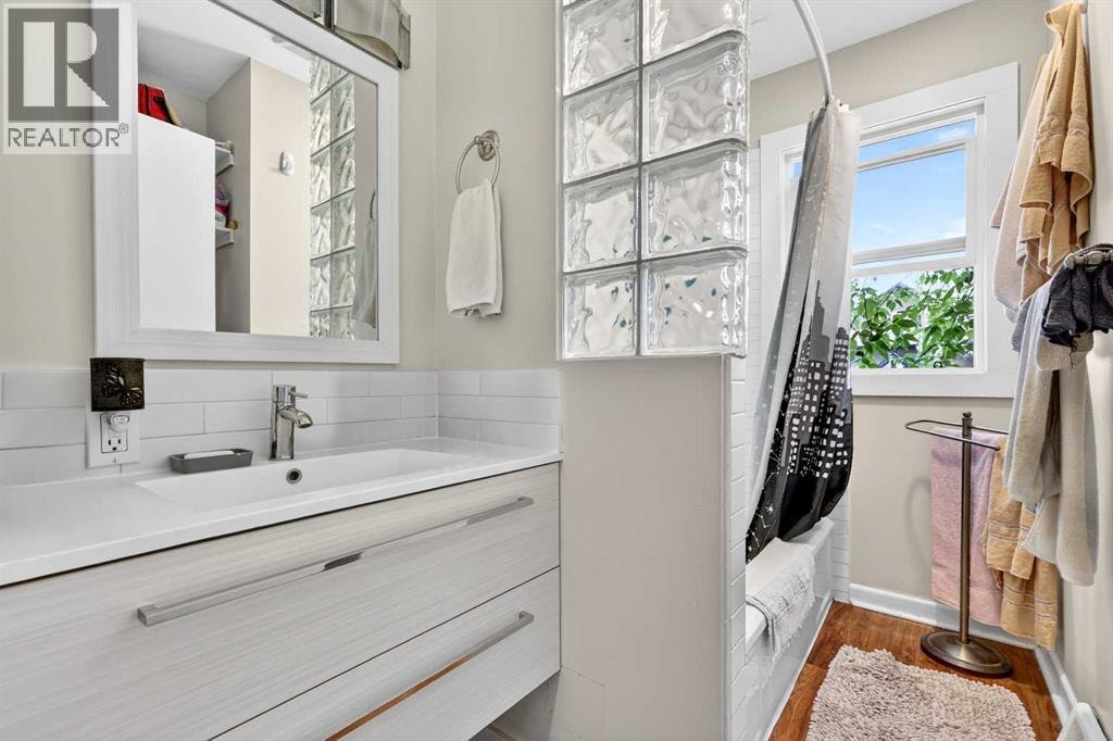 301 46 Avenue SW — photo 37