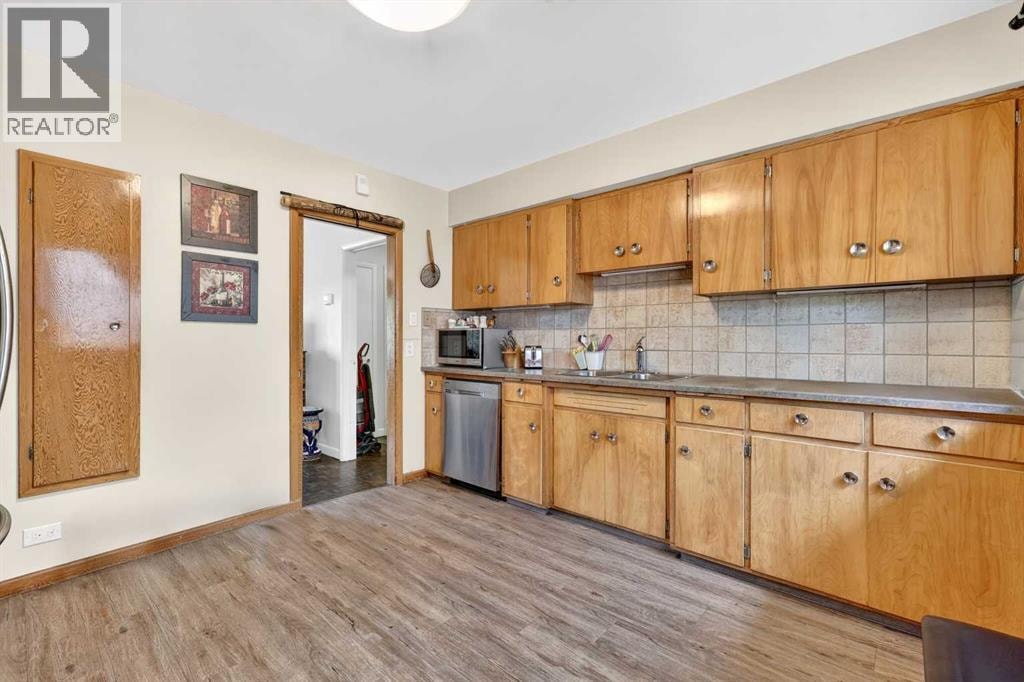 301 46 Avenue SW — photo 32