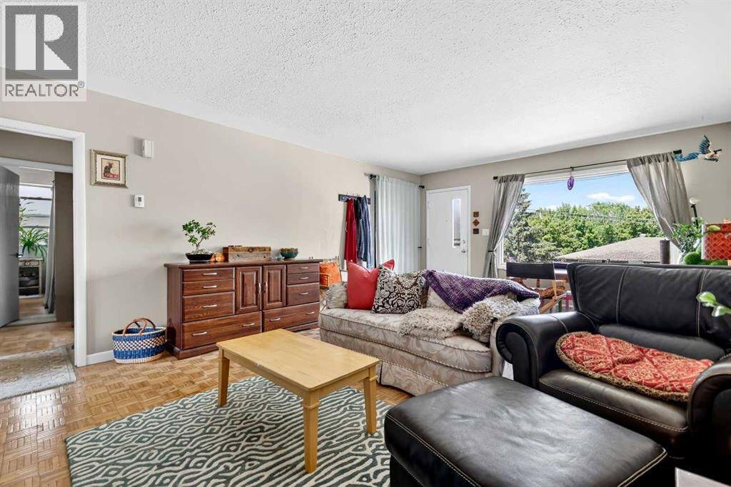 301 46 Avenue SW — photo 8