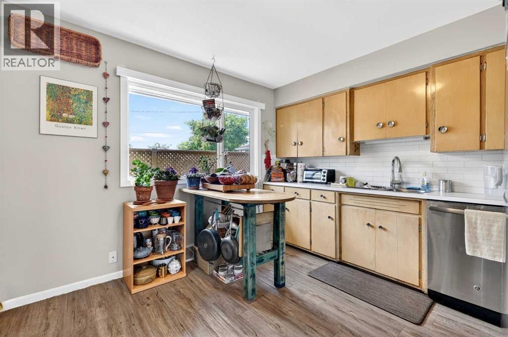 301 46 Avenue SW — photo 11