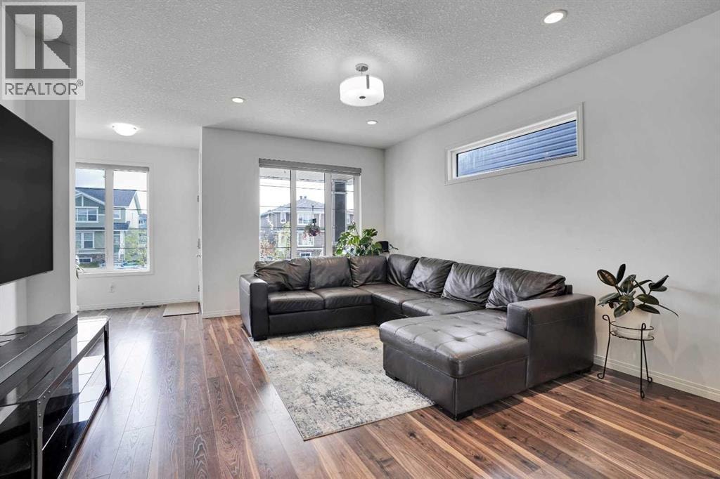 726 Redstone Drive NE — photo 9