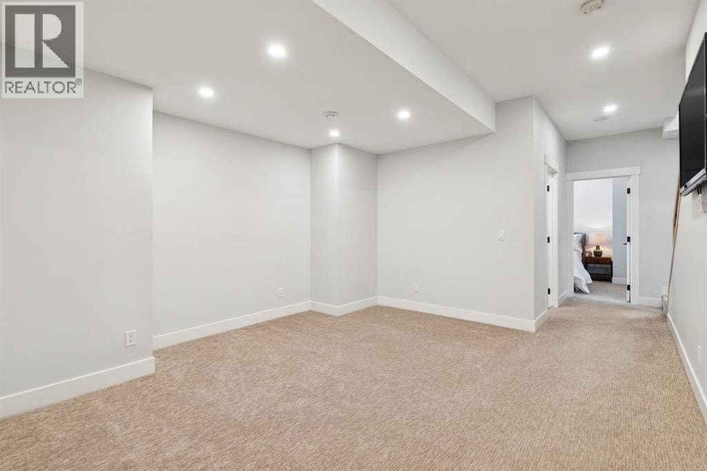 2427 27 Street SW — photo 33