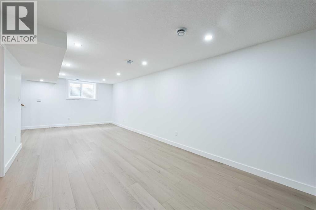 4940 45 Street SW — photo 36