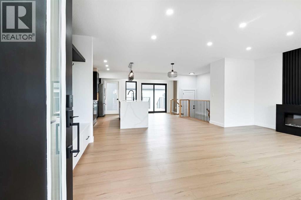 4940 45 Street SW — photo 2