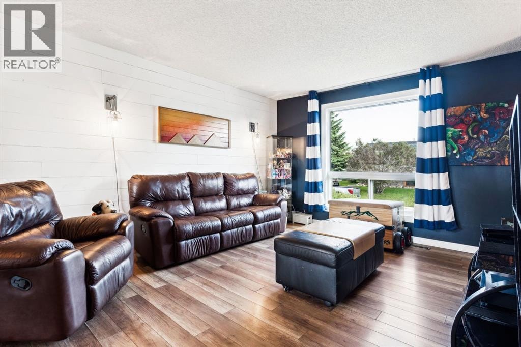 147 Falchurch Crescent NE — photo 3