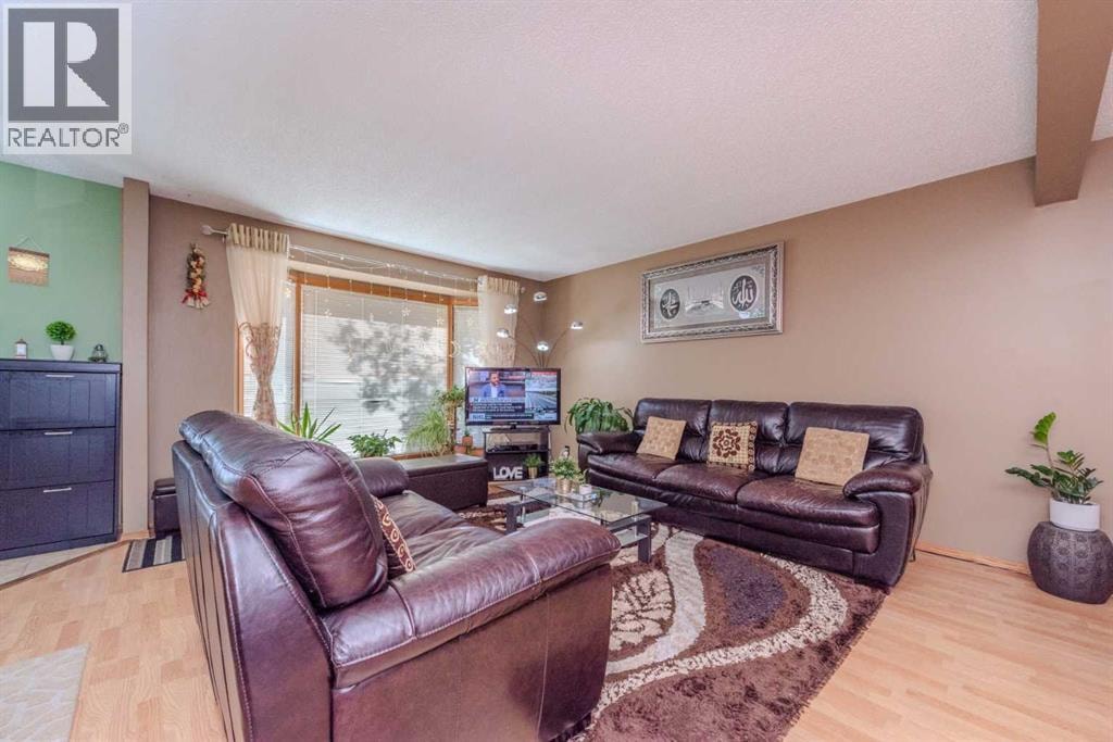 78 Queen Anne Close SE — photo 4