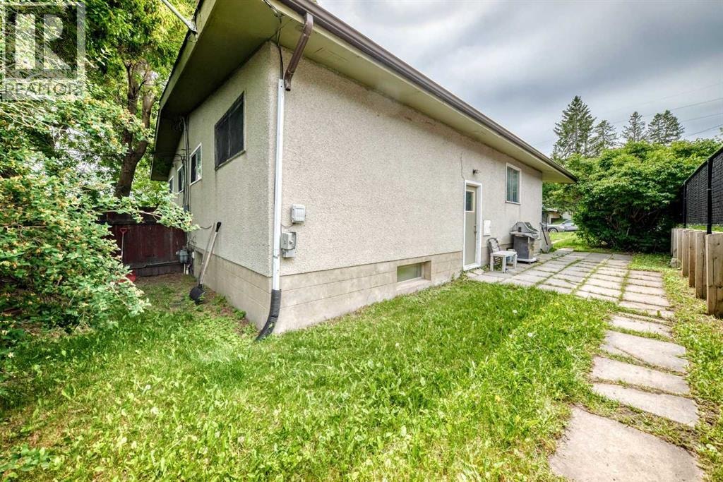 416/418 33 Avenue NE — photo 36
