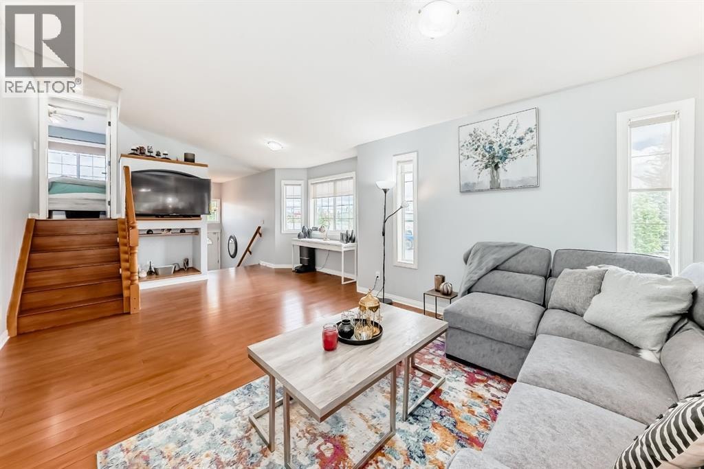 98 Canoe Square SW — photo 3