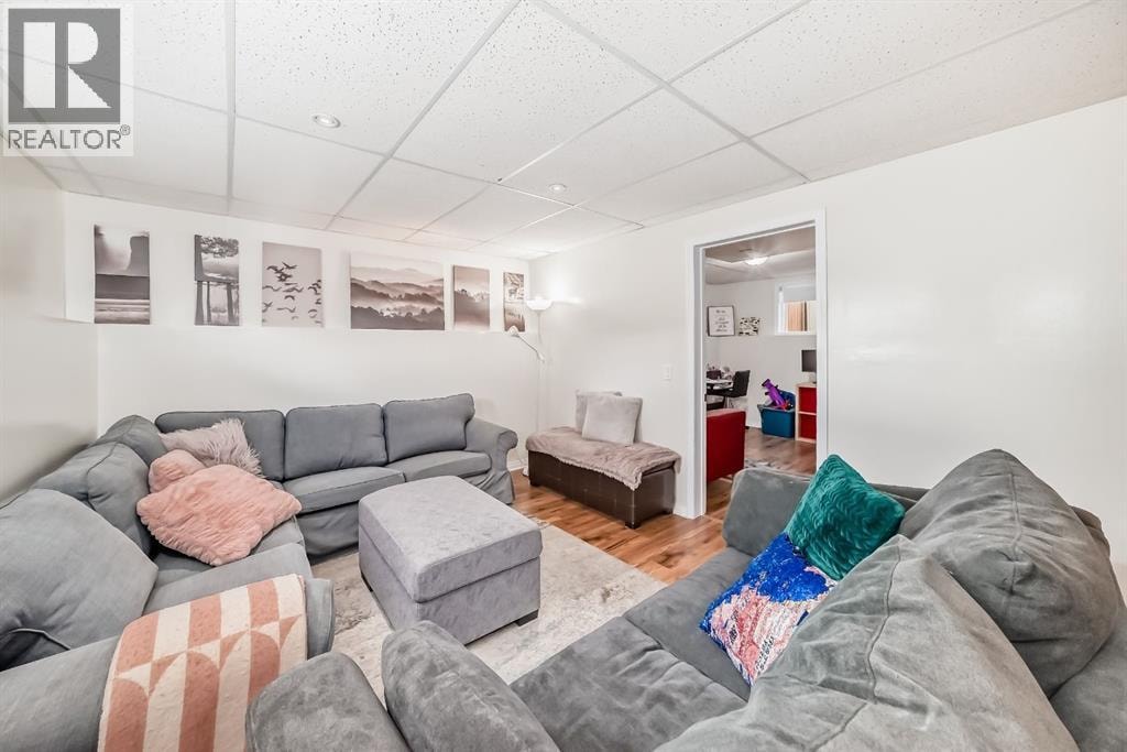 98 Canoe Square SW — photo 32