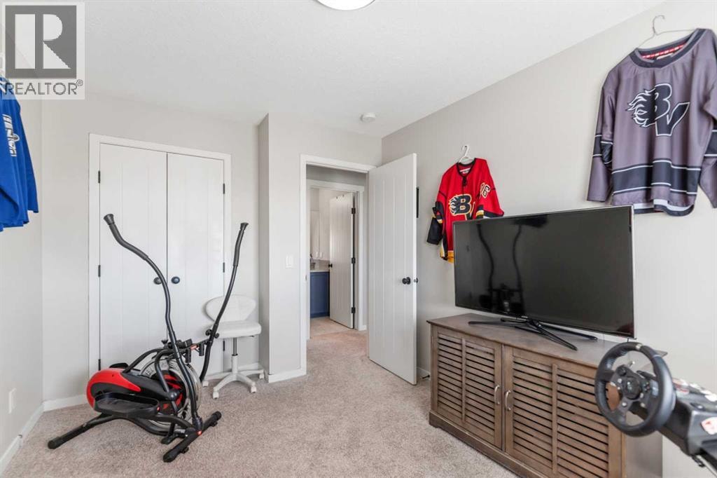 124 Masters Crescent SE — photo 33