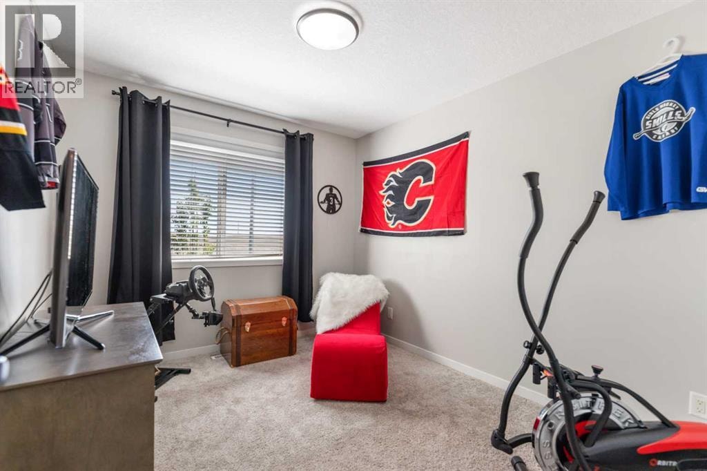 124 Masters Crescent SE — photo 32