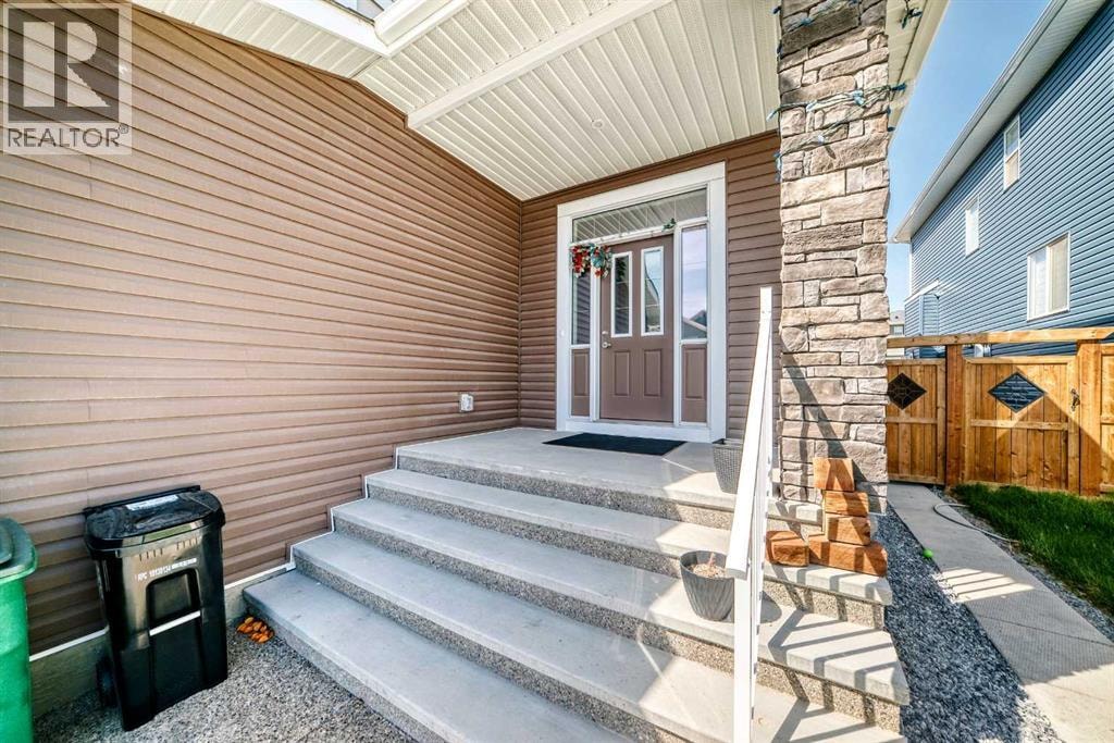 2004 Ravensdun Crescent SE — photo 5