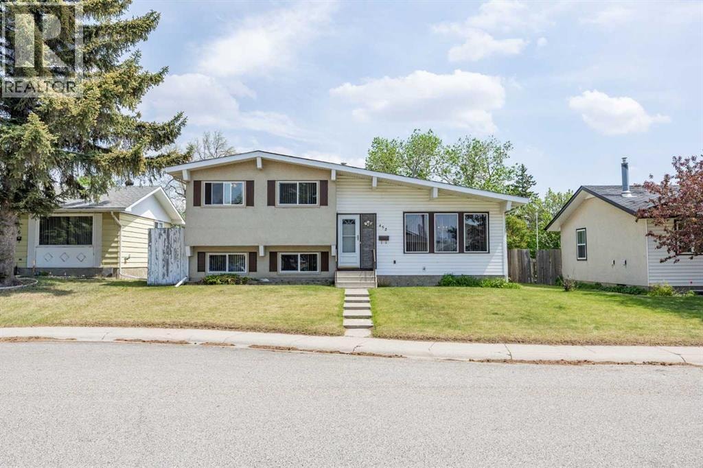 452 Manora Way NE — photo 1