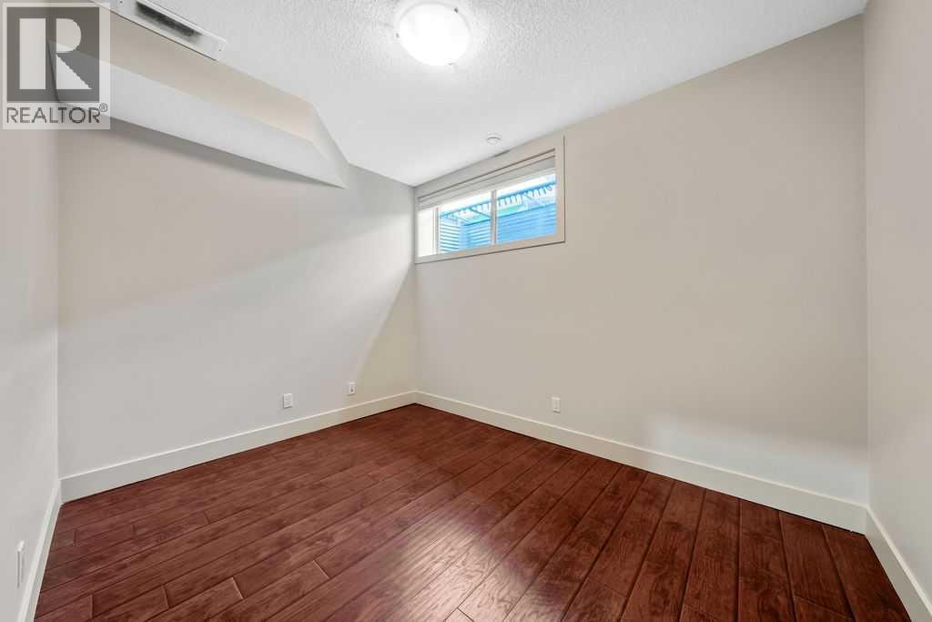 1136 17 Avenue NW — photo 33