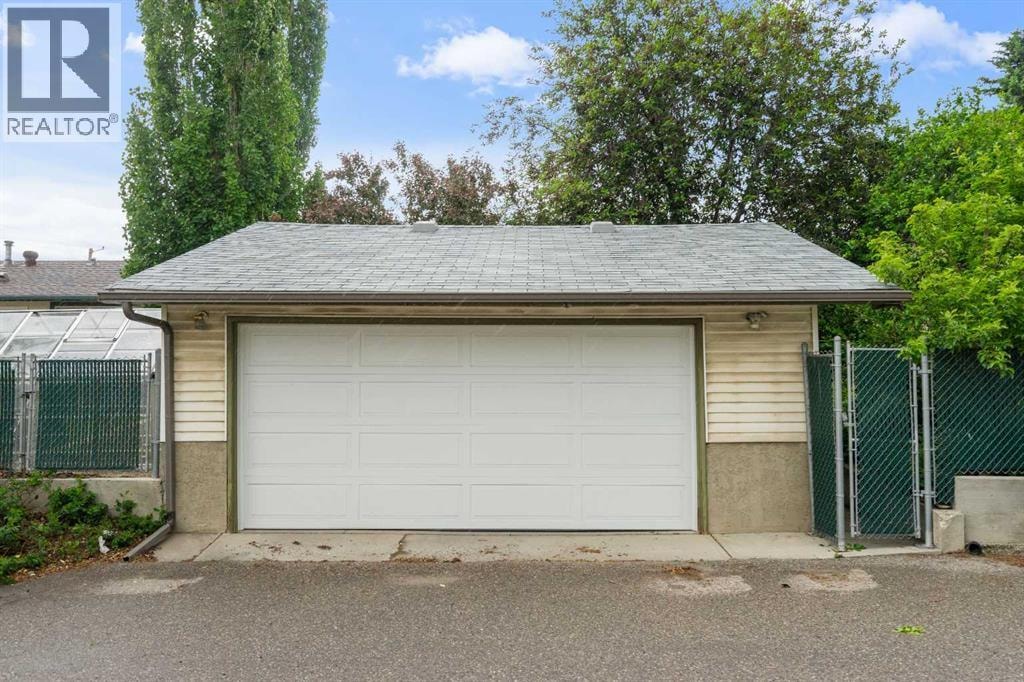2708 48 Street NE — photo 35