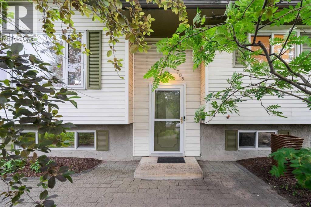 2708 48 Street NE — photo 9