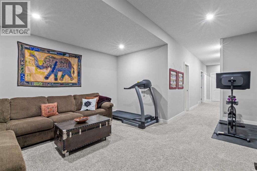 6417 34 Avenue NW — photo 32