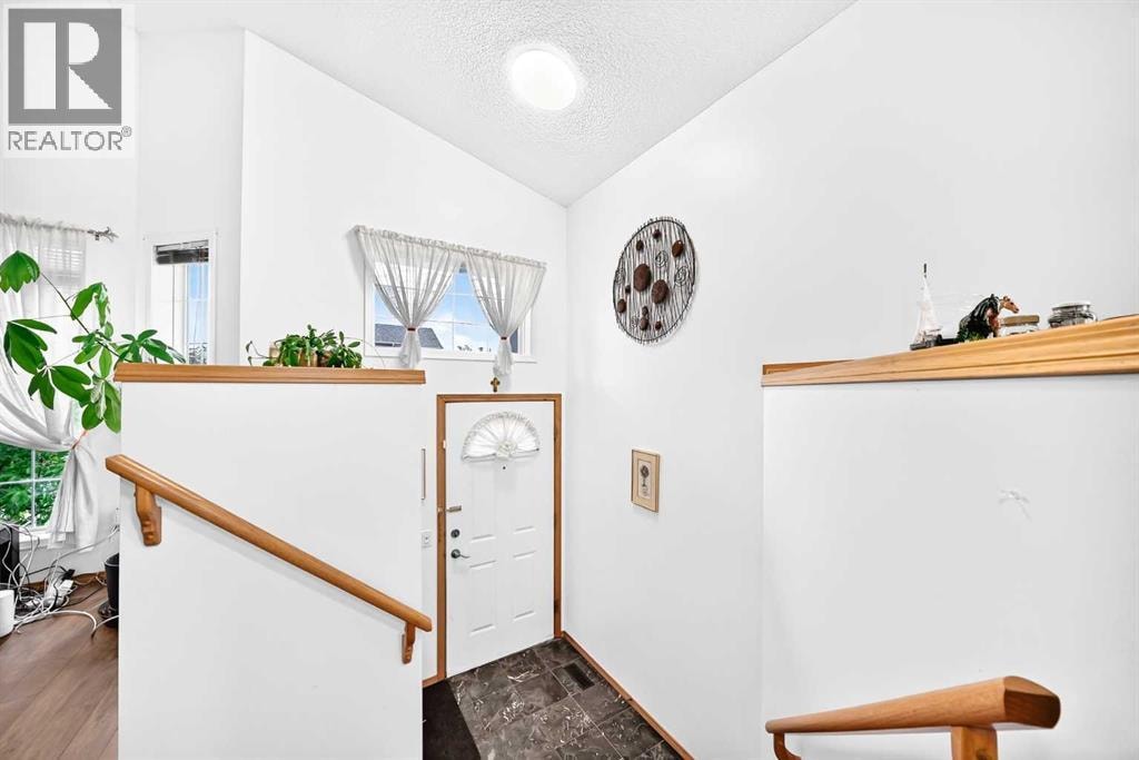 98 Country Hills Heights NW — photo 4
