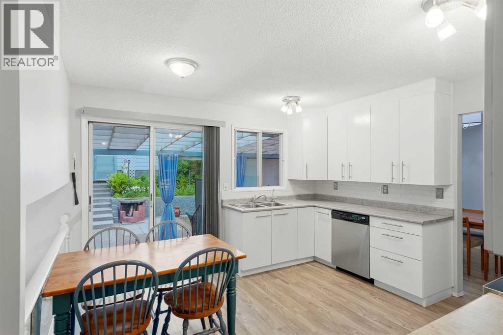 442 Queensland Place SE — photo 9
