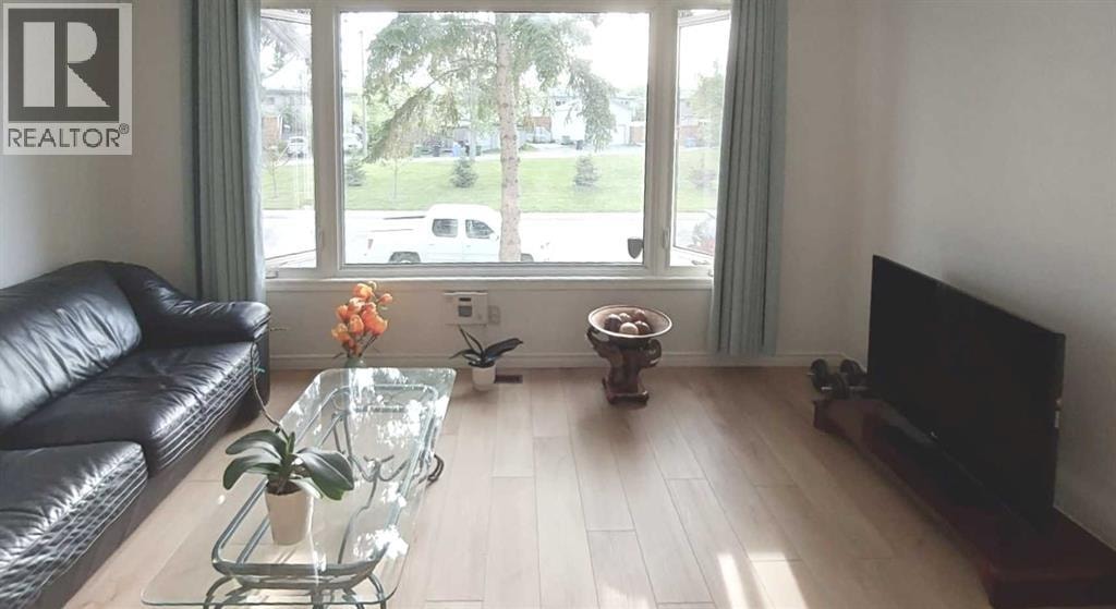 121 Huntford Close NE — photo 3