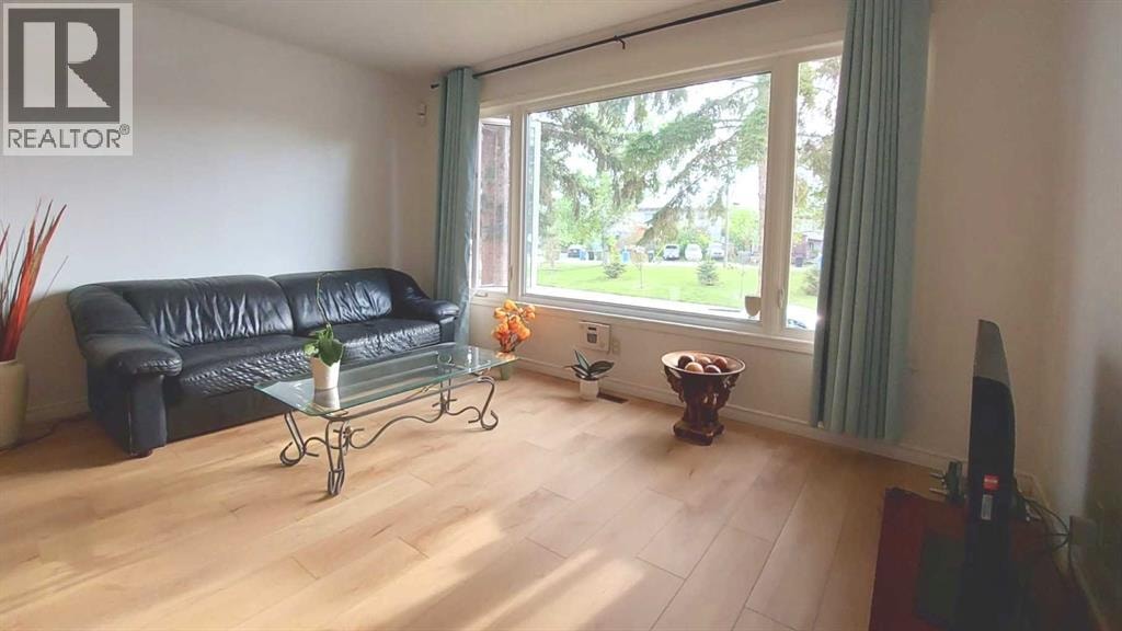 121 Huntford Close NE — photo 2