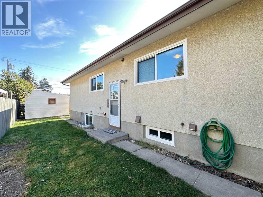 121 Huntford Close NE — photo 36