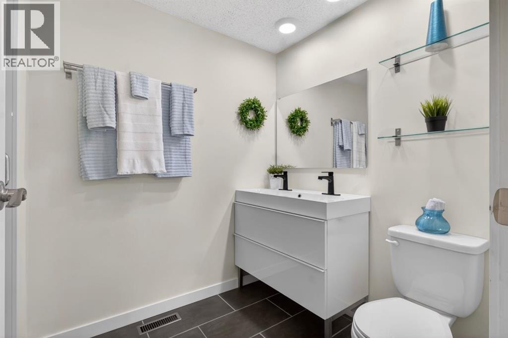 360 Point Mckay Gardens NW — photo 32