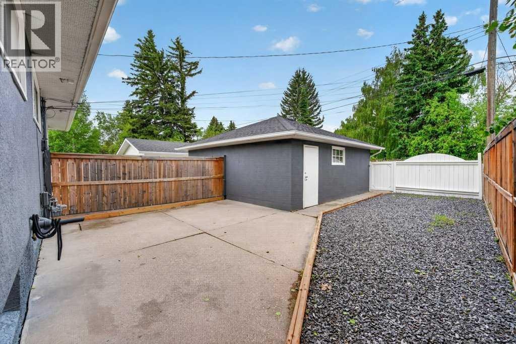 A,B, 319 37 Street SW — photo 46