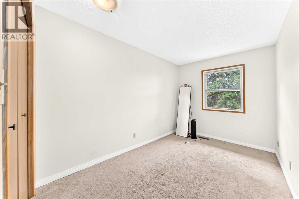 454 20 Avenue NW — photo 27