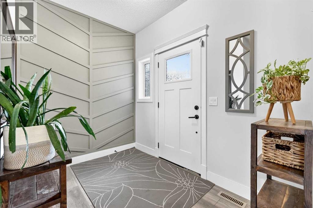 652 Reynolds Crescent SW — photo 2