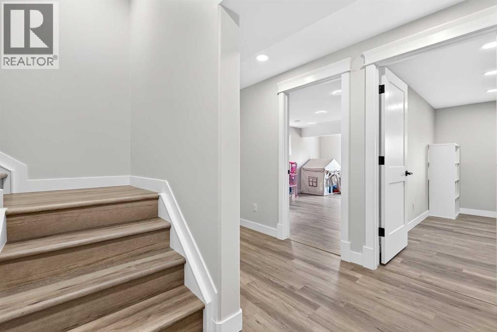 652 Reynolds Crescent SW — photo 39