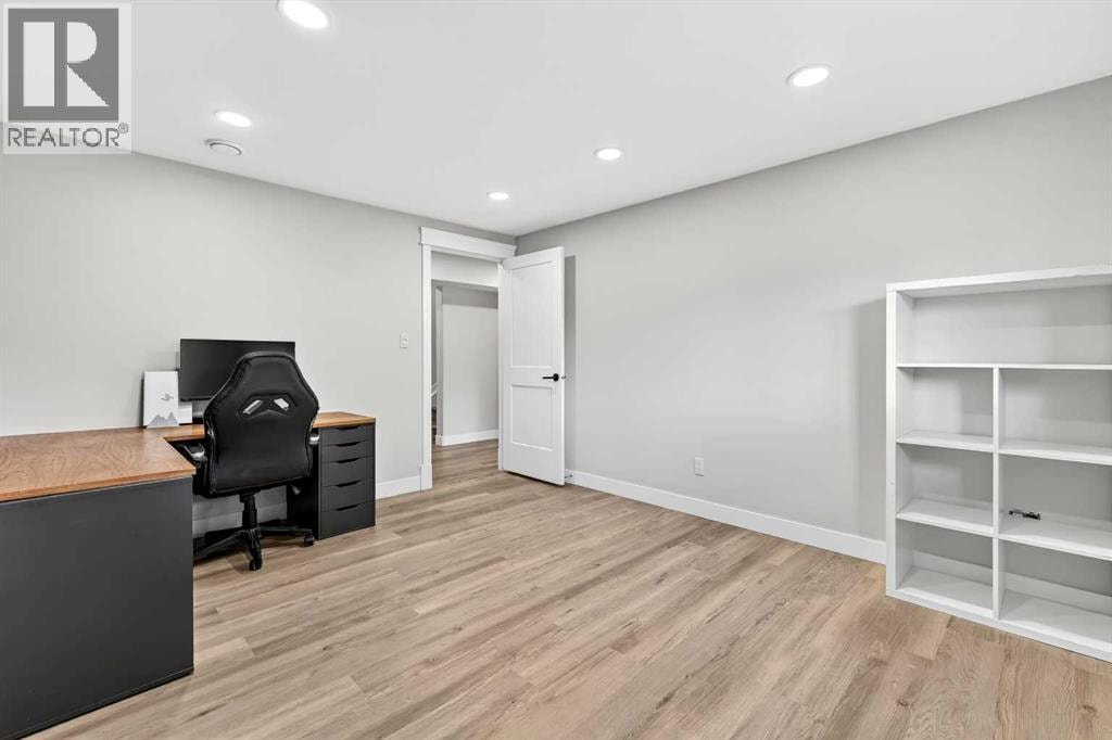 652 Reynolds Crescent SW — photo 45