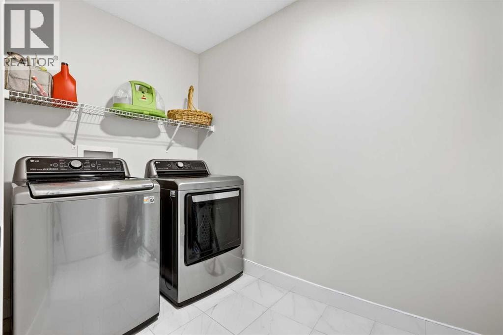 652 Reynolds Crescent SW — photo 38