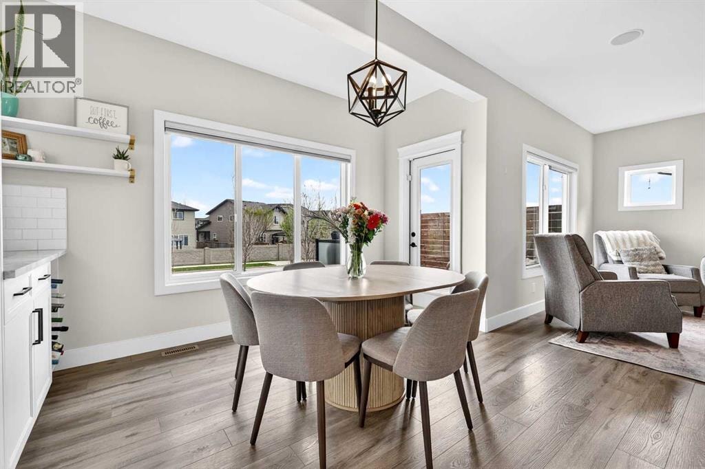 652 Reynolds Crescent SW — photo 15