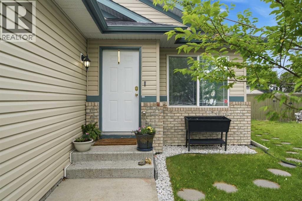 109 Canoe Square SW — photo 4