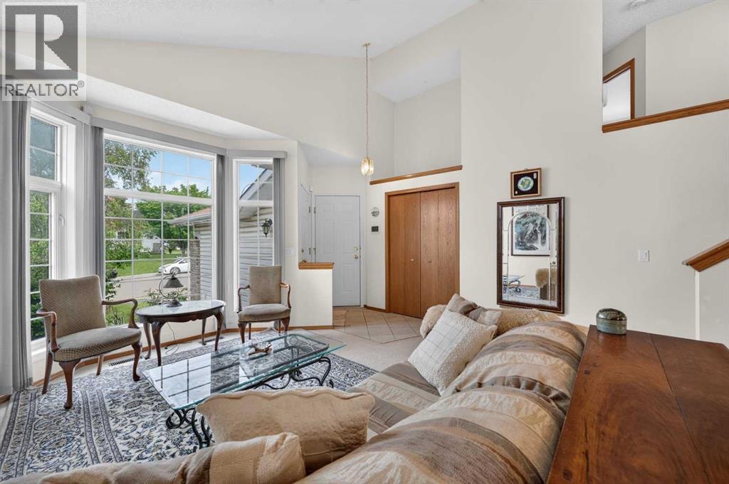 76 Hawkmount Close NW — photo 4
