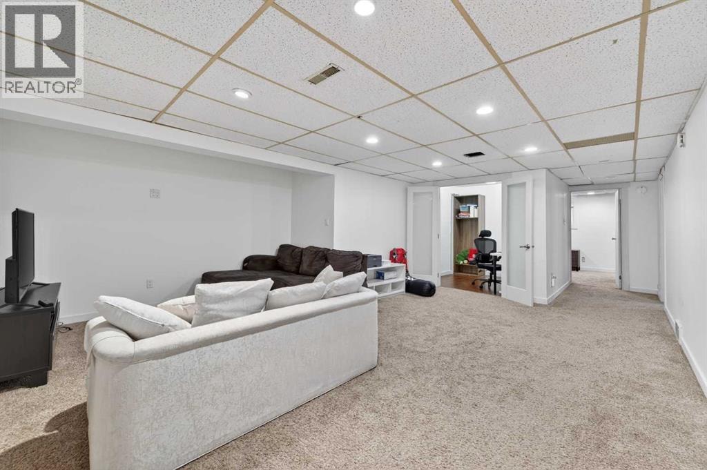5835 28 Avenue NE — photo 28
