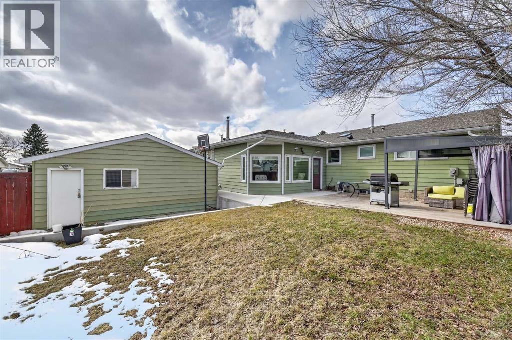 5835 28 Avenue NE — photo 36