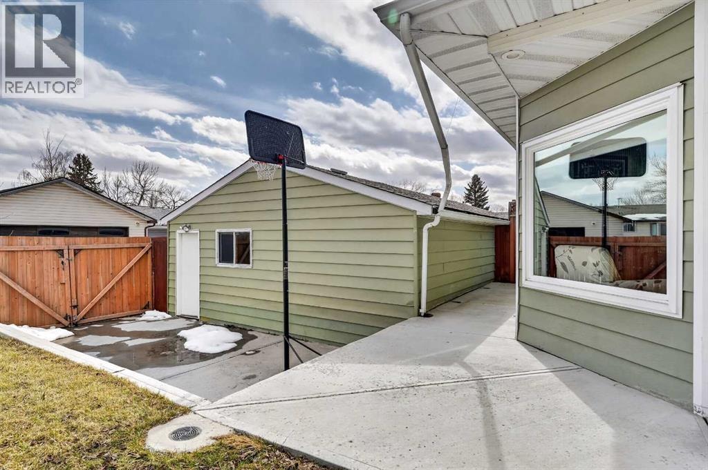 5835 28 Avenue NE — photo 35