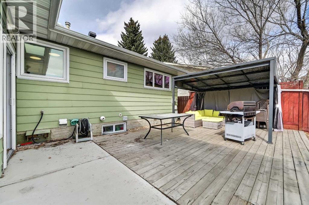 5835 28 Avenue NE — photo 33